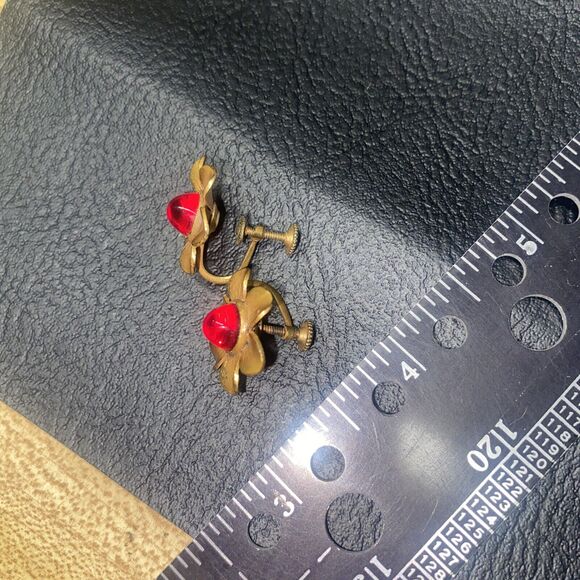 Vintage Earrings .5 Inch Gold Tone Flower Red Jewel Screw Back Good Condition - Picture 4 of 6